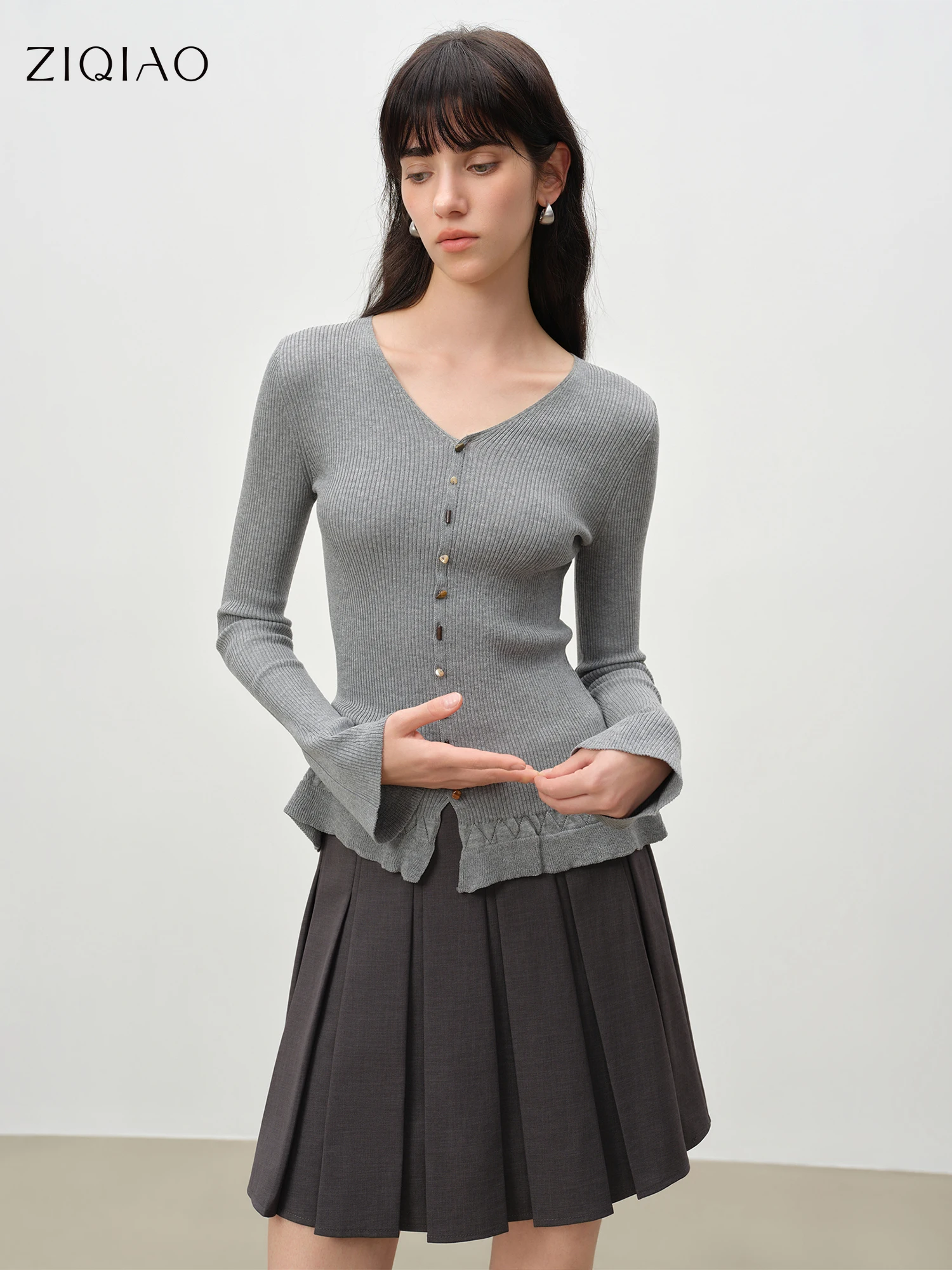 

Женская трикотажная блузка ZIQIAO 2026 весна, с V-образным вырезом, оборками, рукавами-колокол, приталенная, романтическая, в стиле кокетки