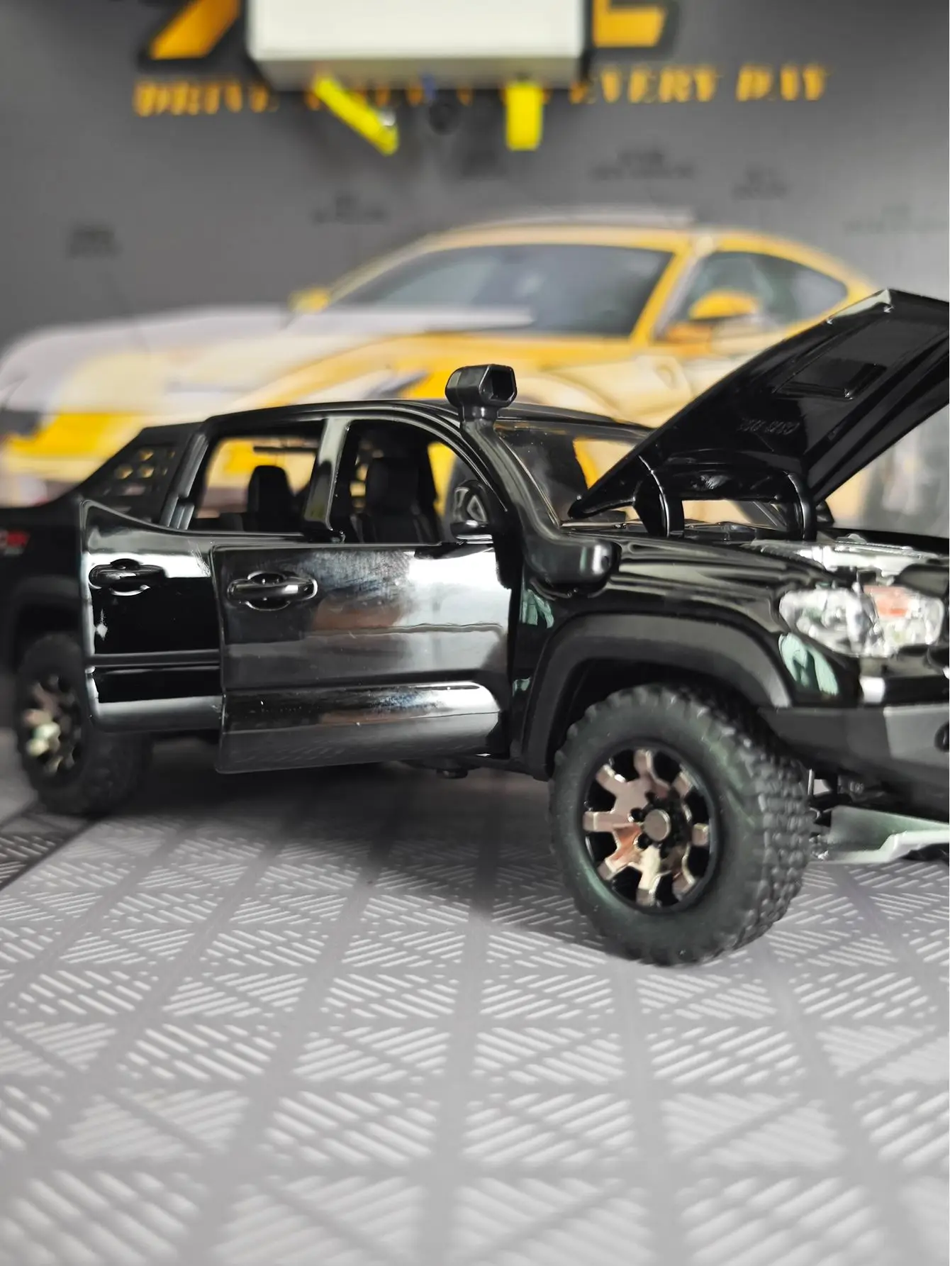 La porta della raccolta di ornamenti per auto modello di camioncino in lega Tacoma 1:32 può aprire il regalo di un'auto giocattolo acusto-ottica pull-back per bambini.
