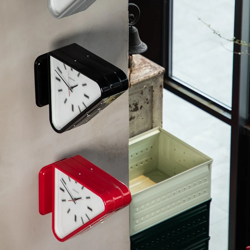 ساعة حائط مثلثة معدنية على الوجهين، ساعة حائط صامتة، ديكور حائط بسيط #1