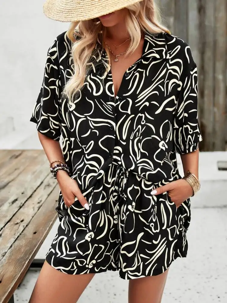 ชุดเซ็ตสองชิ้นสำหรับผู้หญิงลายดอกไม้สไตล์ลำลองสำหรับฤดูร้อน เสื้อเชิ้ตติดกระดุมแถวเดียวและกางเกงขาสั้นทรงกว้างผูกเชือก