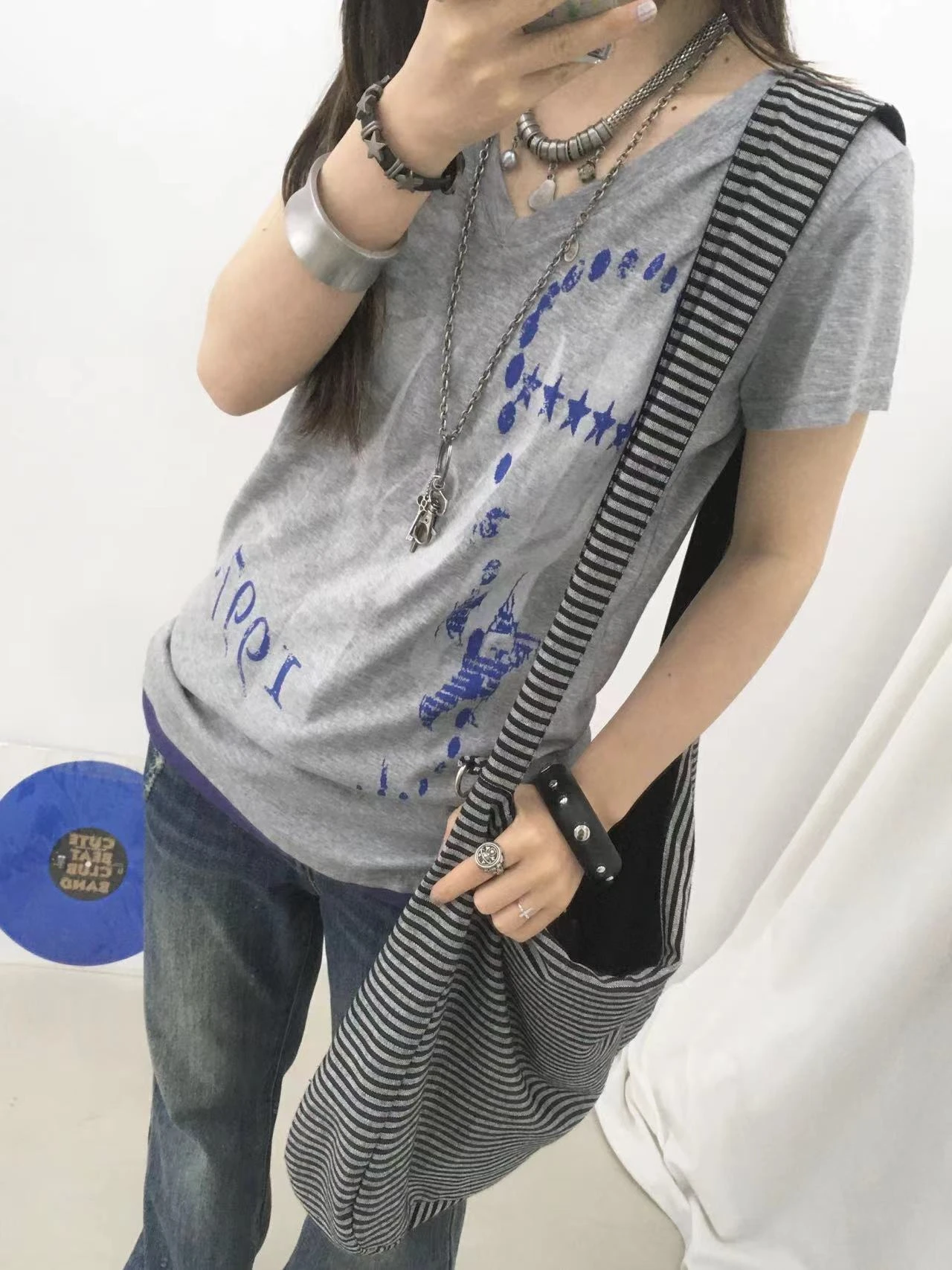 Karrram Japanisches Y2k Fake Zweiteiler-T-Shirt, Trashy 2000er-Jahre-Oberteil mit Buchstaben-Print und V-Ausschnitt, Vintage Harajuku Streetwear, American Retro 90er-Jahre – Detail 5