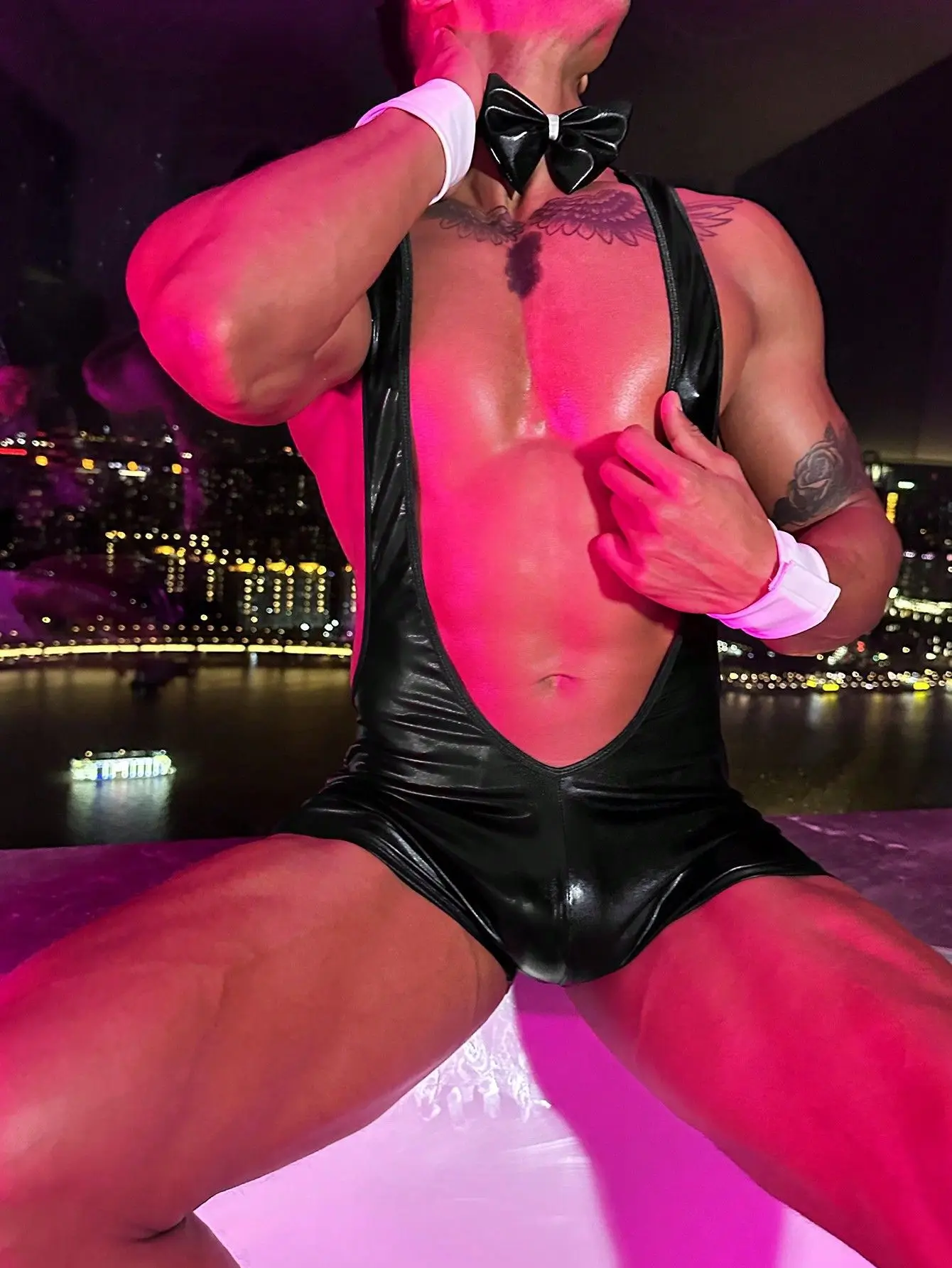 Roupa íntima masculina uniforme cinta macacão em forma de U design couro envernizado com gravata borboleta Valet