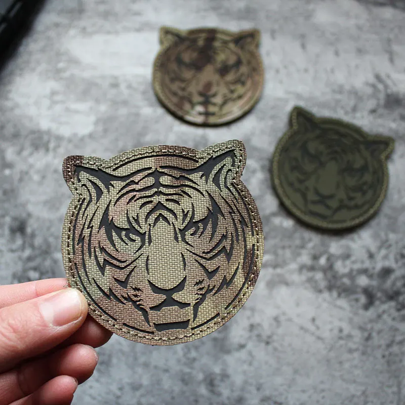 

Лазерная гравировка: камуфляжная эмблема в виде головы тигра, крючок-держатель Magic Sti Bae для сумок и аксессуаров для активного отдыха