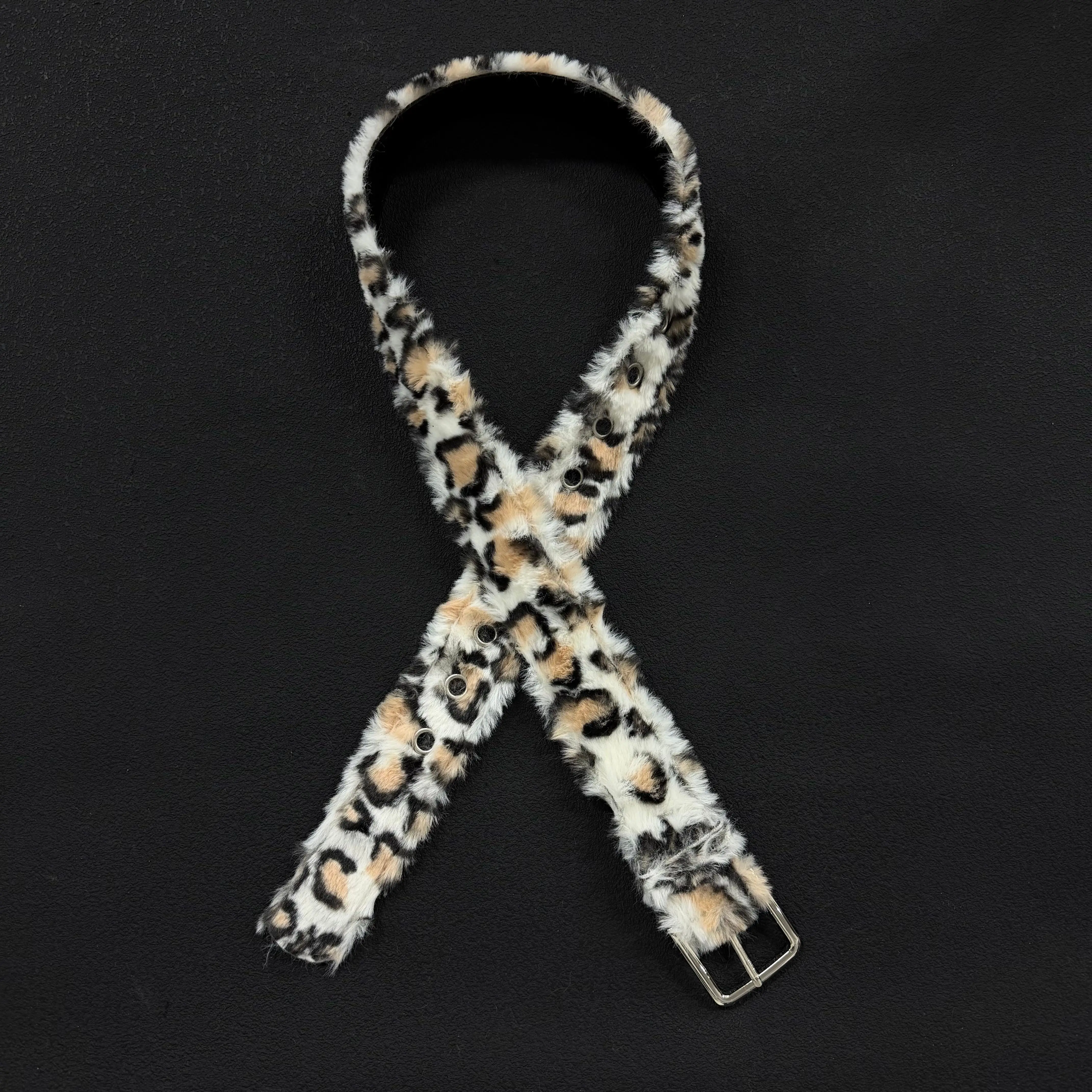 cinto-de-estampa-de-leopardo-fuzzy-branco-e-marrom-estilo-unissex-y2k-com-fivela-de-metal-estilosa-acessorio-de-moda