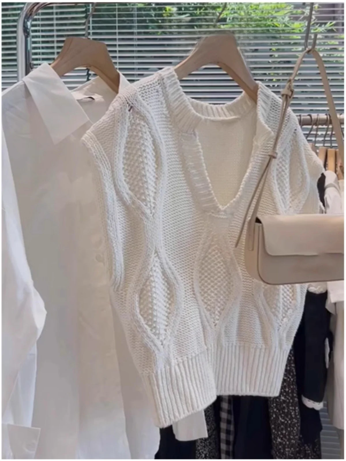 

Элитный женский вязаный жилет белого цвета с V-образным вырезом, без рукавов, для многослойных образов, осенне-зимний модный тренд