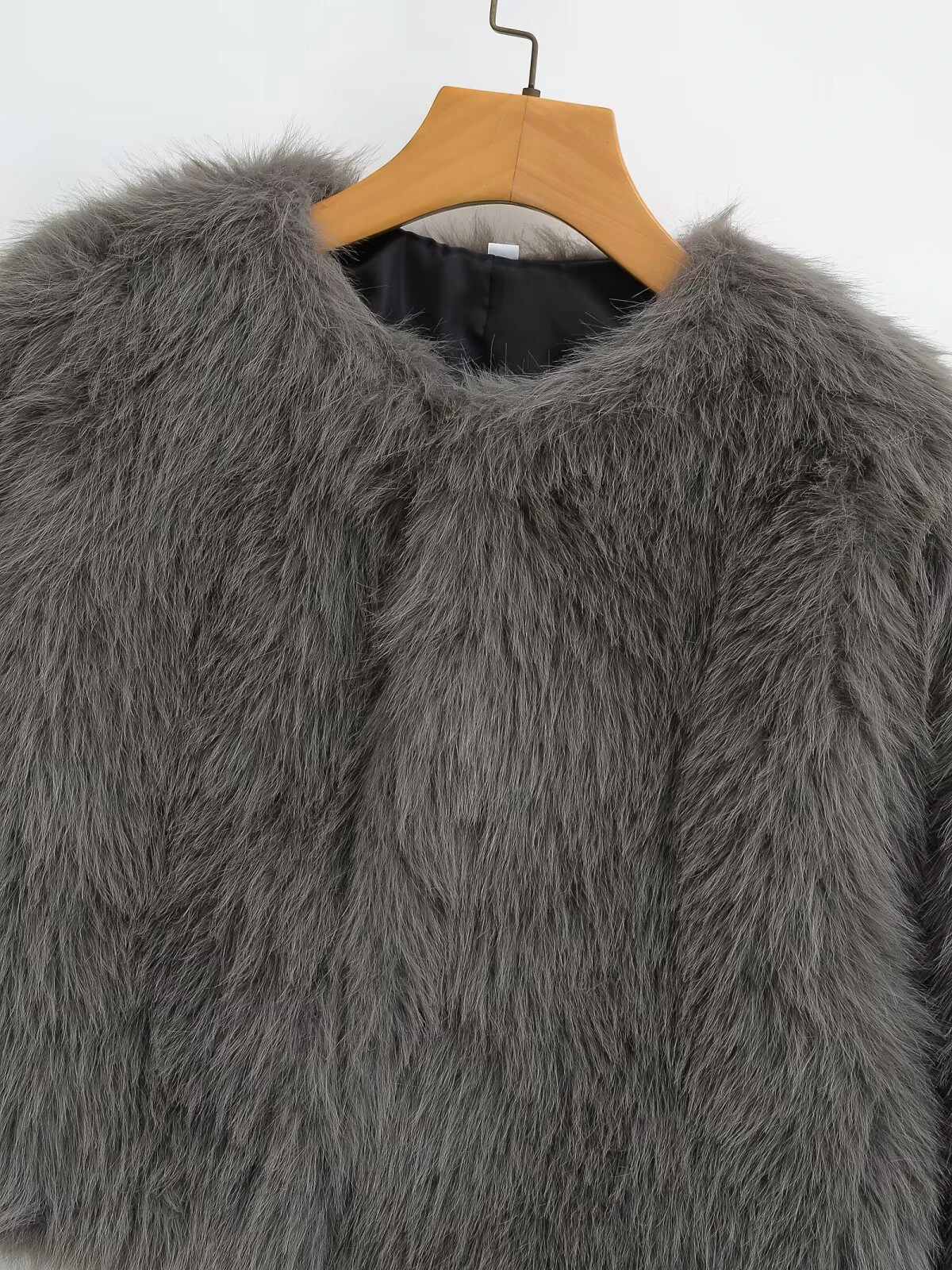 Ropa de mujer de estilo europeo y americano nueva chaqueta corta con efecto de piel artificial de invierno 2025