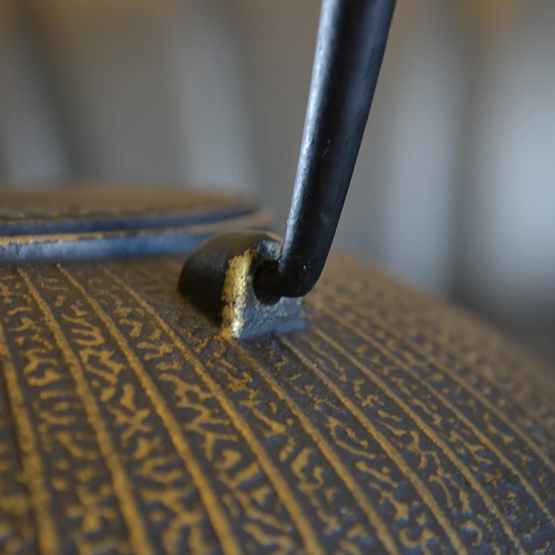 Bollire l'acqua per fare il tè vecchio vaso di ferro