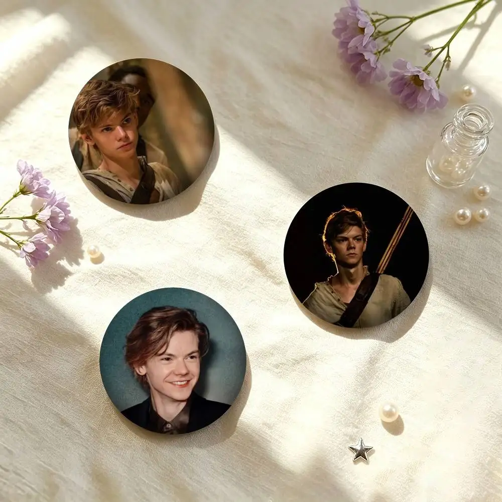 T-Thomas Brodie Sangster 25 32 44 58 75mm Badges Personalized Round Brooches Pins Accessory Gift