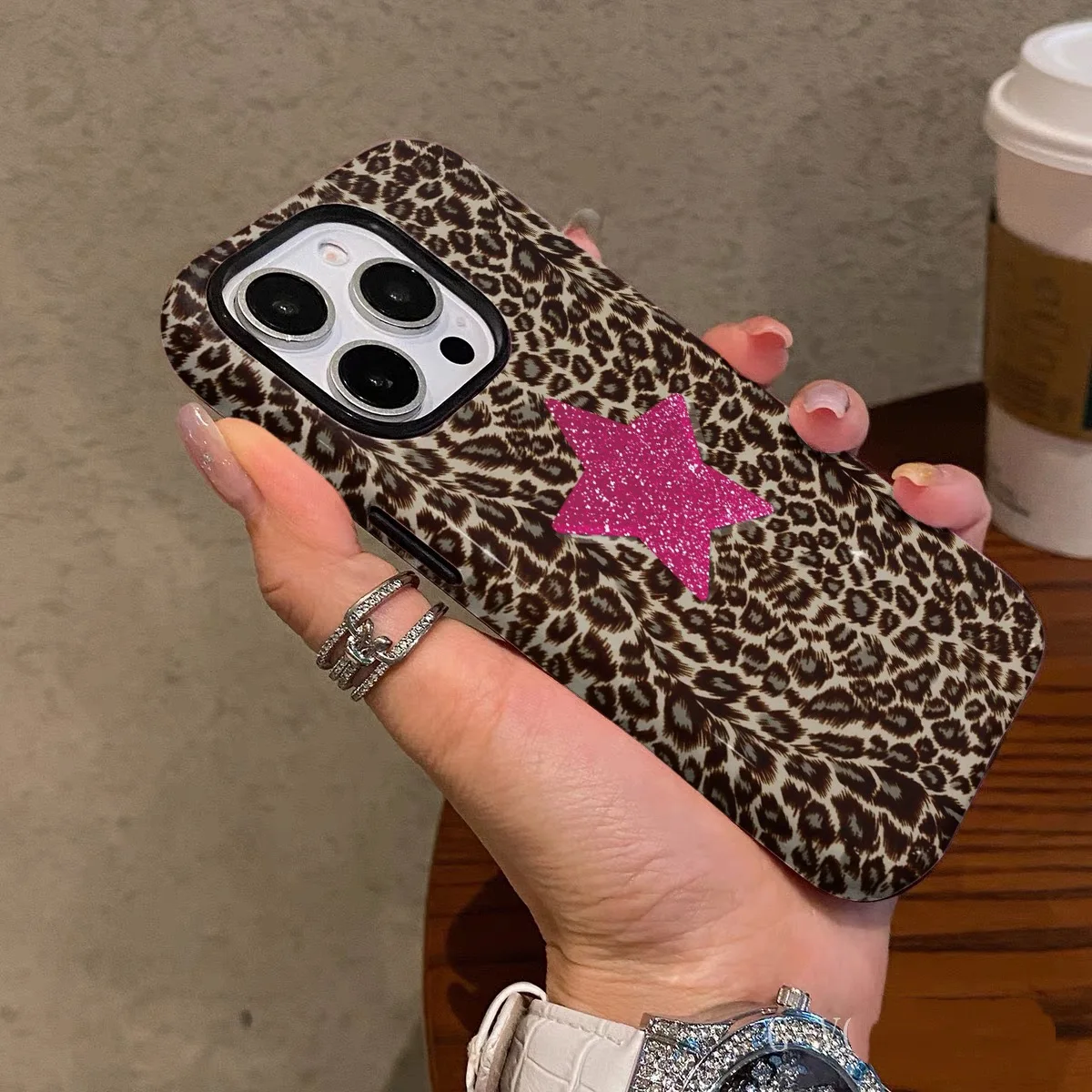 حافظة بنقشة الفهد البني مع نجوم وردية لهاتف آيفون 17 16ProMax 15 14 13 12 11 PRO أكريليك من مادة البولي يوريثان الحراري اثنان في واحد حافظات هواتف مغناطيسية