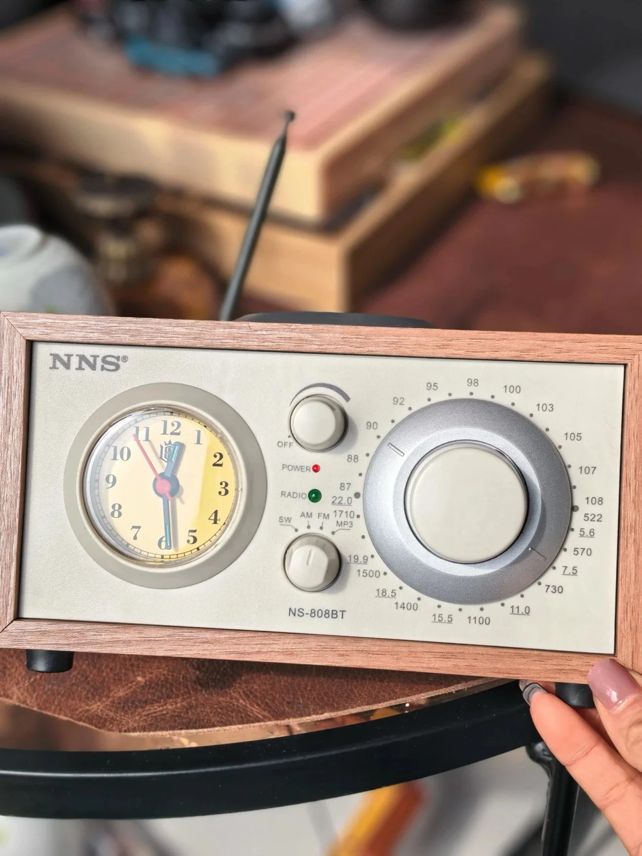 

Retro desktop radio with rechargeable FM, AM, shortwave and VHF functions, Bluetooth speaker, card slot and USB port for audio p