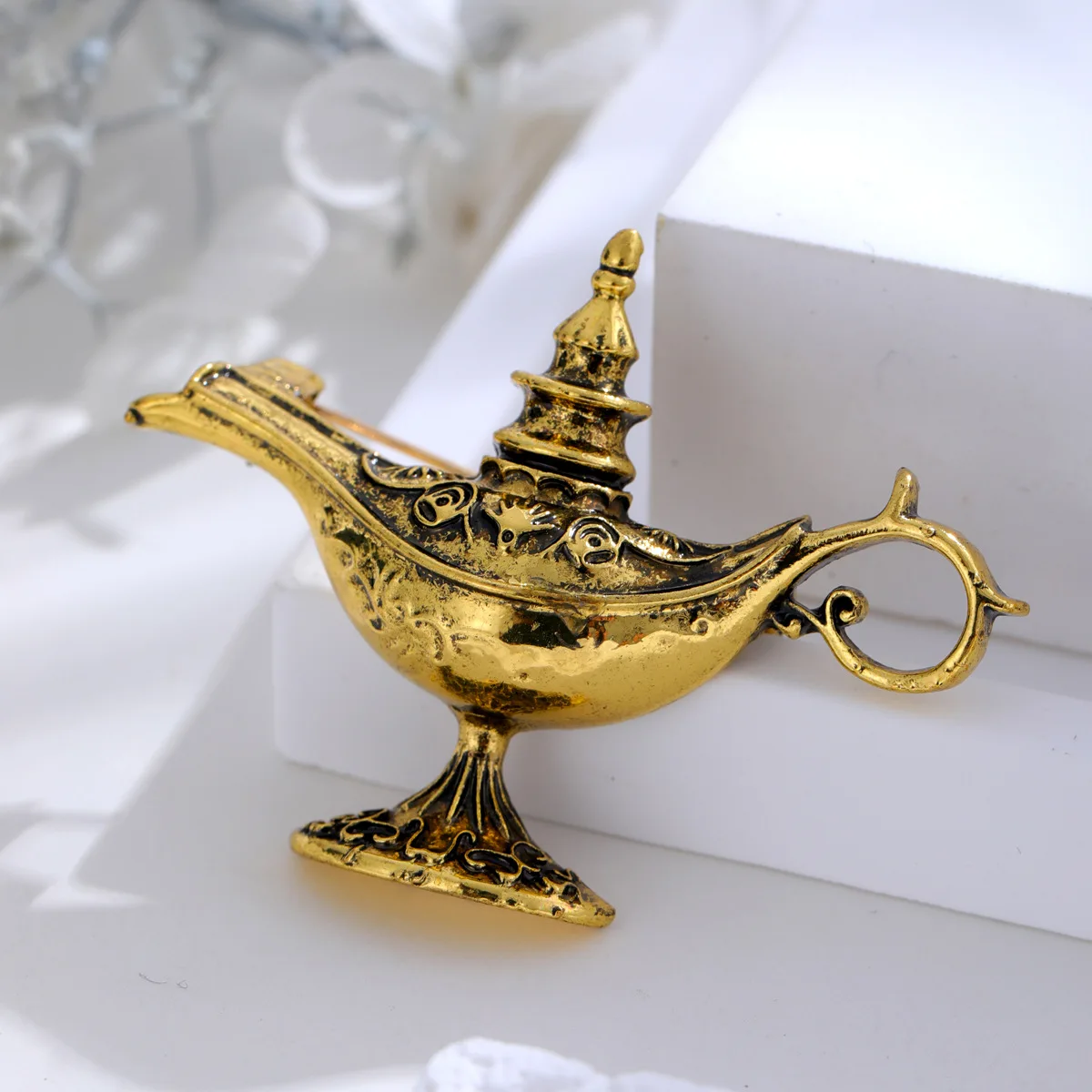 Hot Selling Retro Style Aladdin Magic Lamp Creative Brooch Exotic Pin for Men and Women Pot Type Design Pin Corsage Jewelry Gift