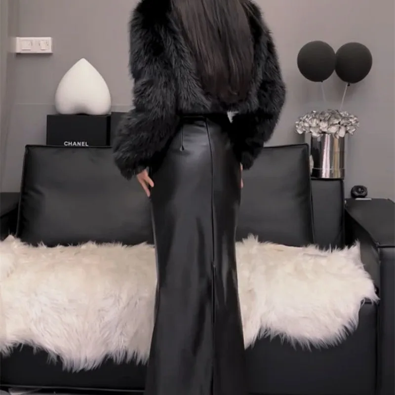 Schwarzes, würziges Mädchen-Design, hüftumarmend, sexy und femininer Halbrock, vielseitiger Taillenrock, 2025, Herbst, neuer Fischschwanzrock