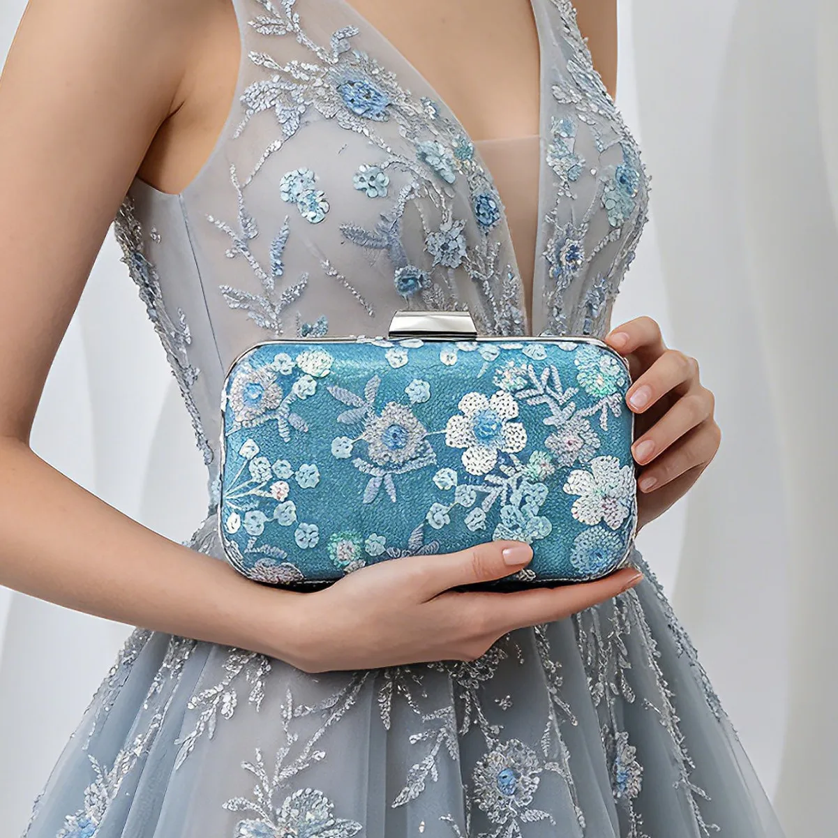 New embroidered sequined banquet fashionable sky blue clutch shoulder  wedding bag random pattern
