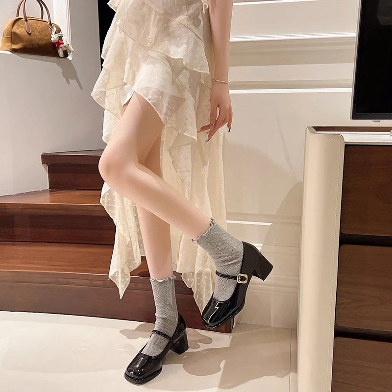 أحذية نسائية أنيقة وعالية الجودة بكعب عالي 2025 للربيع والخريف نمط جديد بمقدمة مربعة وكعب سميك للنساء