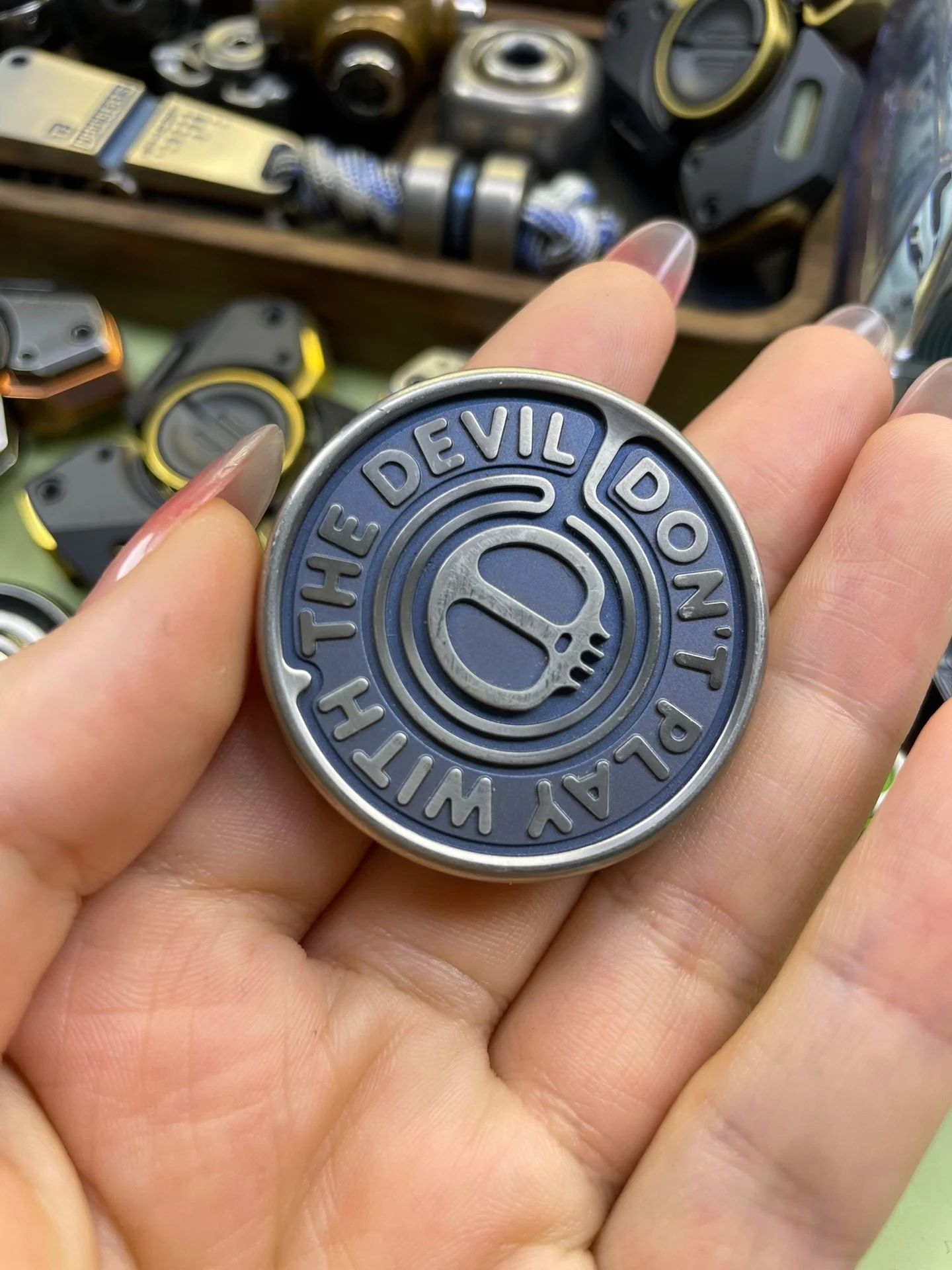 

Б/у игрушка-антистресс EDC Lautie Titanium Blue Sam Paw Coin