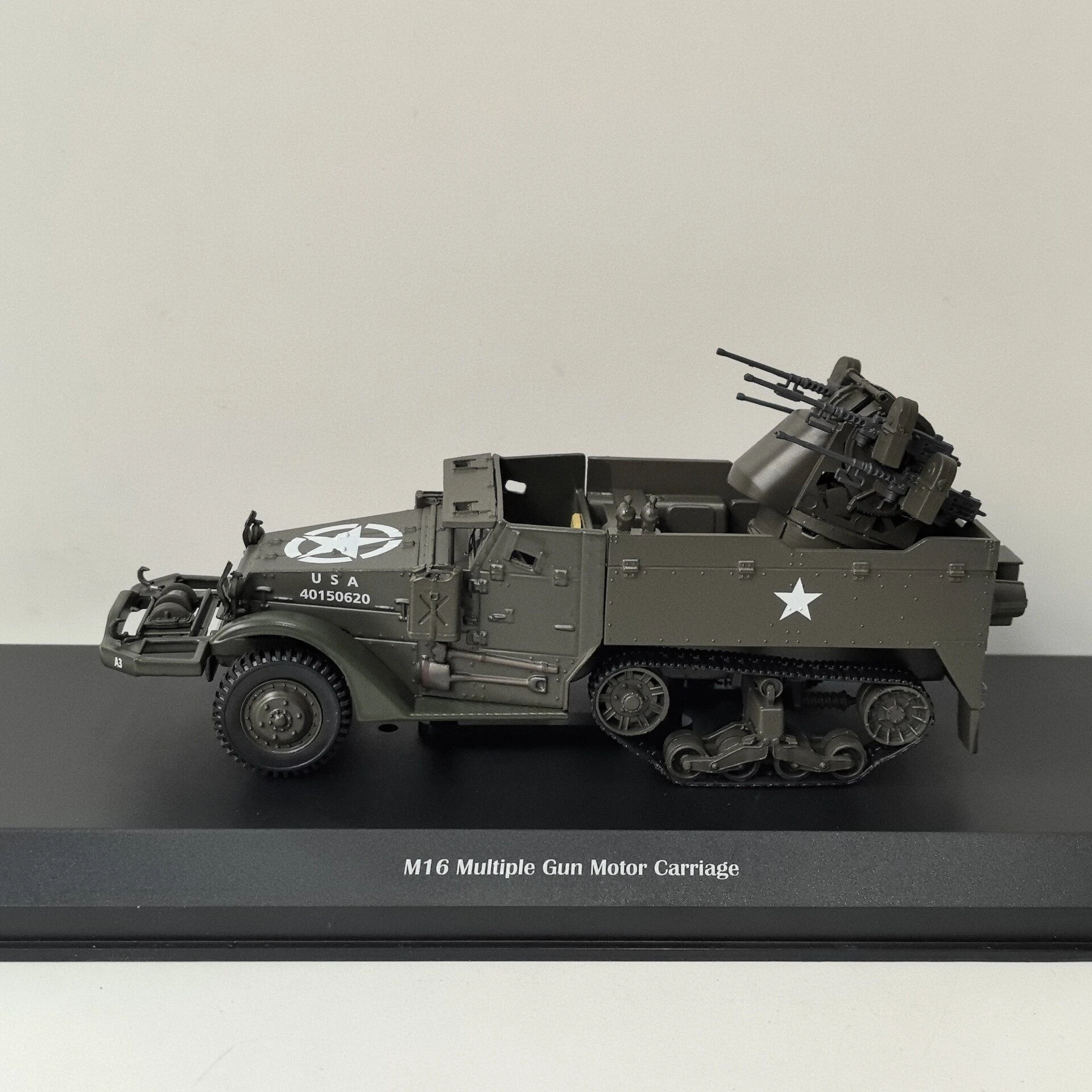 1/43 M16 MGMC 1944 Half-track anti-aircraft armored vehicle (alloy（main body）+plastic material) model ornament
