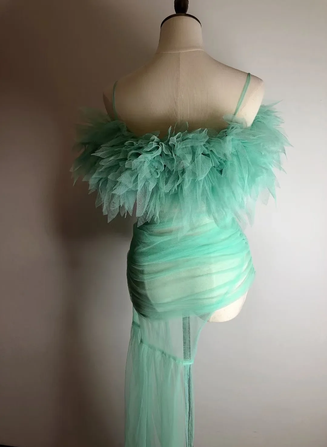 Abito sexy con cinturino per spaghetti in prospettiva di garza verde con guanti per le donne Sfilata di moda Costumi modello Abiti da sera per celebrità