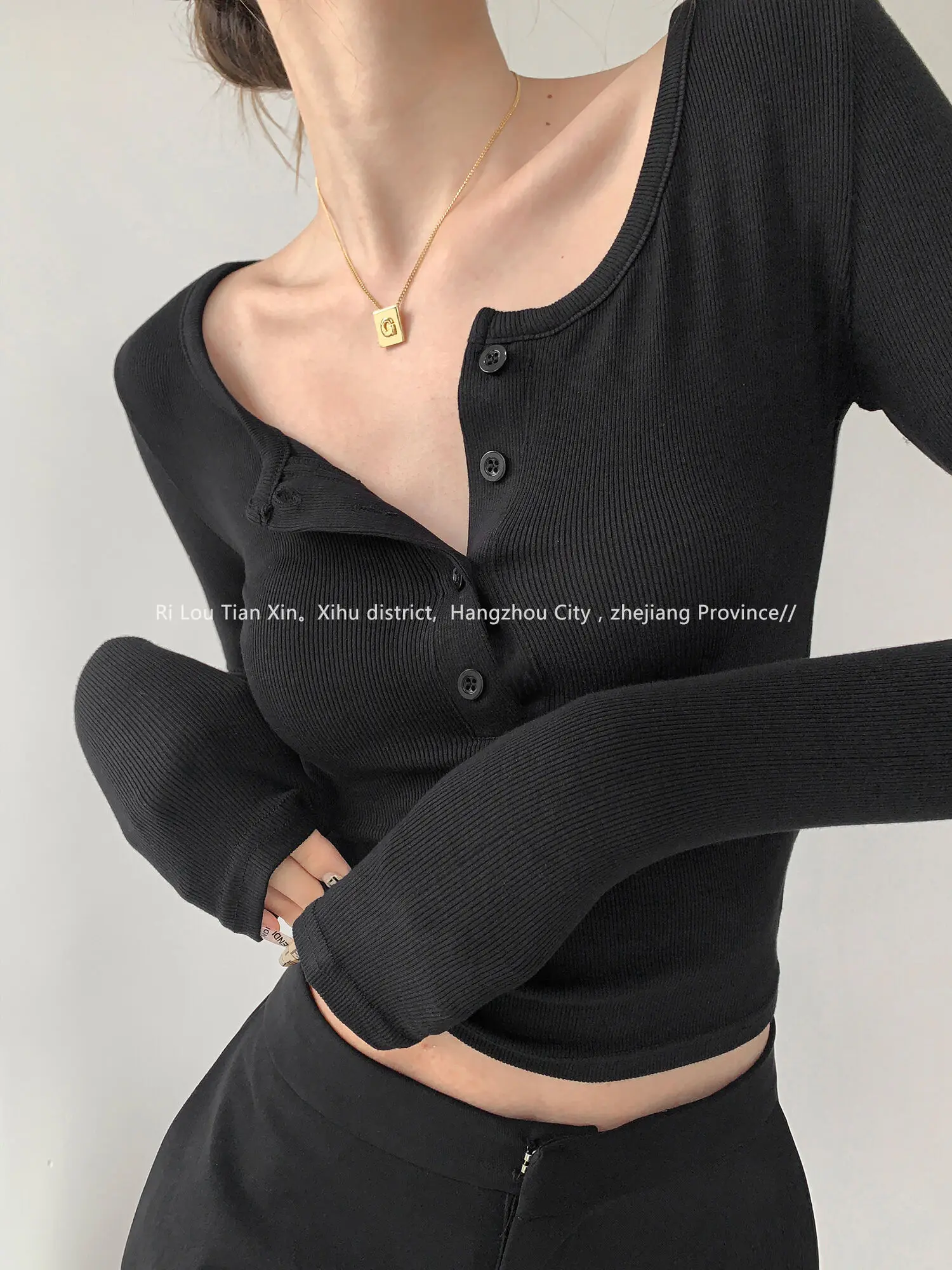 2024 Autumn New Fashion Round Neck Long Sleeve Single Breasted Buckle Pullover Women Cinching Waist Solid Slim Short Top RFSQ