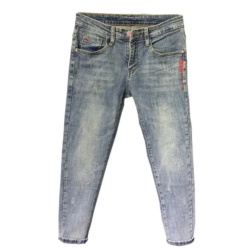 Jeans estivi di colore chiaro da uomo retrò marchio di moda ricamo slim fit piccoli piedi moda coreana casual pantaloni a nove punte sottili