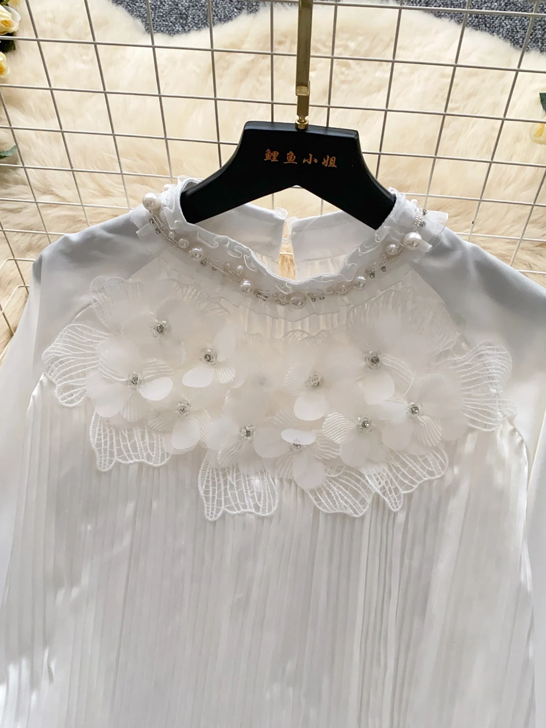 Ele Long Sve Cetim Plissado Diamante Embelezado Floral irt Feminino Faionable Versátil Top para deslocamento de outono