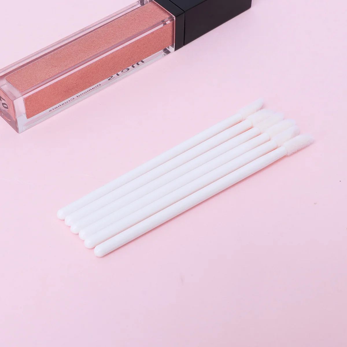 

200pcs Disposable Lip Lipstick Gloss Wands Applicator Makeup Tools Kit White and Black lip brush lipstick applicator