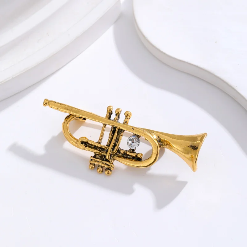 Retro flute and trumpet brooch versatile alloy with diamonds, retro musical instrument corsage, shirt and coat accessories