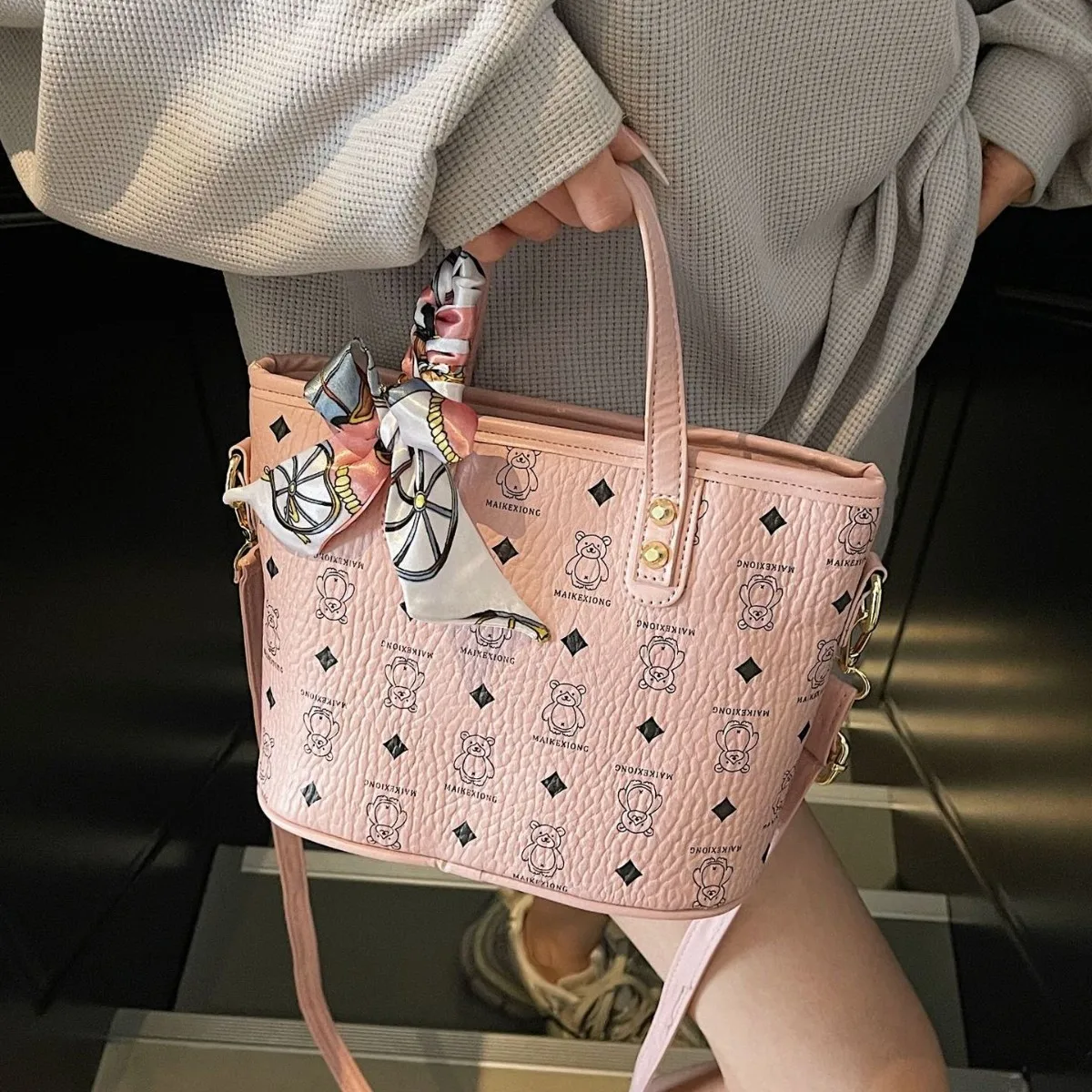 

‌Women's Vintage Presbyopia Shoulder Bag - Bear Pattern Bucket Purse with Detachable Silk Scarf, Office Commuter‌