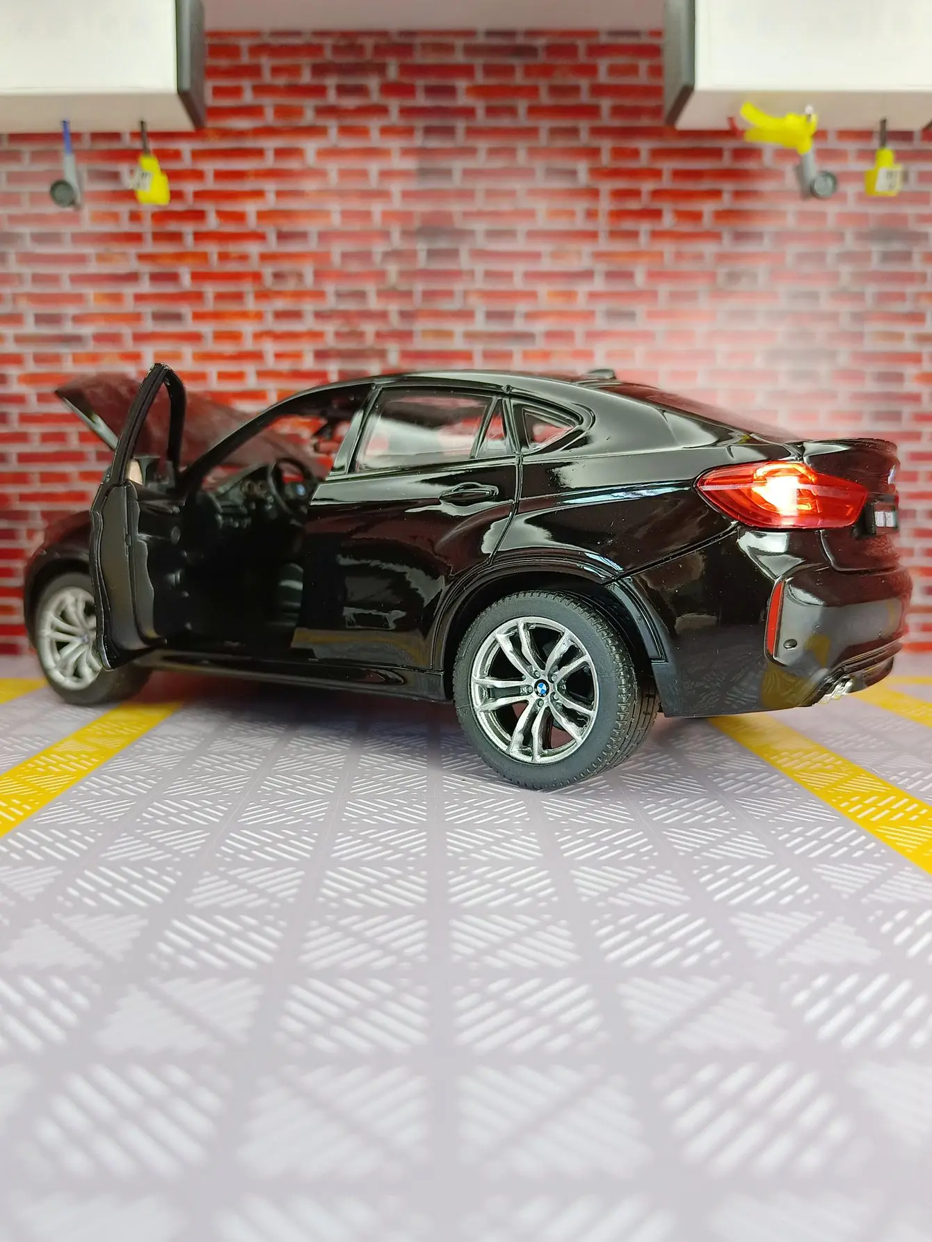 La porta e il cofano modello di veicolo fuoristrada in lega BMW X6M rastar 1:24 può aprire dettagli ricchi, pregevole fattura e di buona qualità