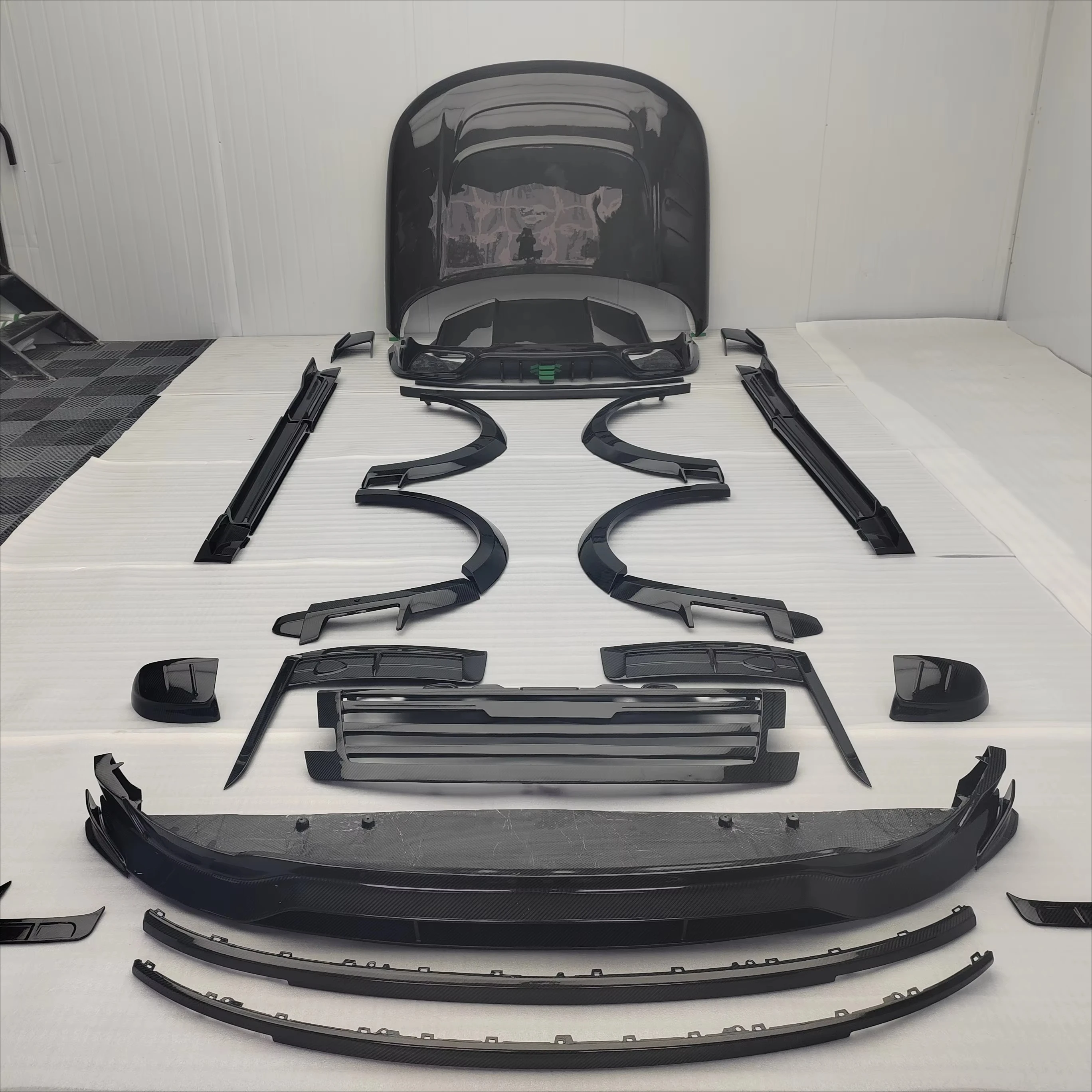 Style Carbon Fiber Full Set Body Kit for Range Rover SV Long 2022-2024 with Polished Finish and Easy Installation