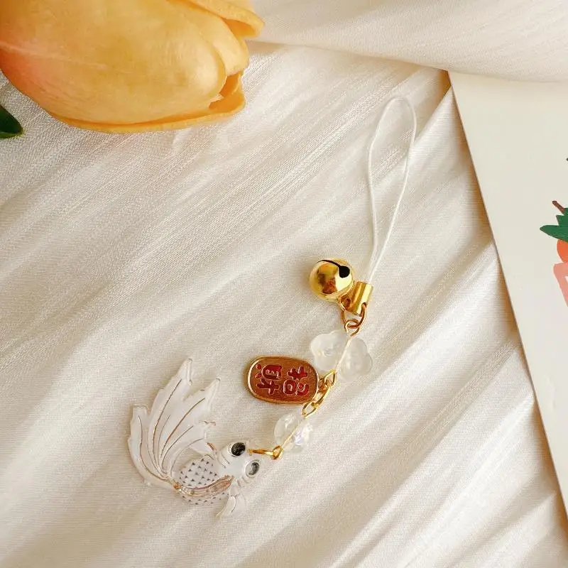Buntes Handyband mit Farbverlauf und Goldfisch-Motiv, inklusive kleiner Glöckchen-Anhänger, ein schönes Geschenk für Taschen und Rucksäcke. – Detail 15