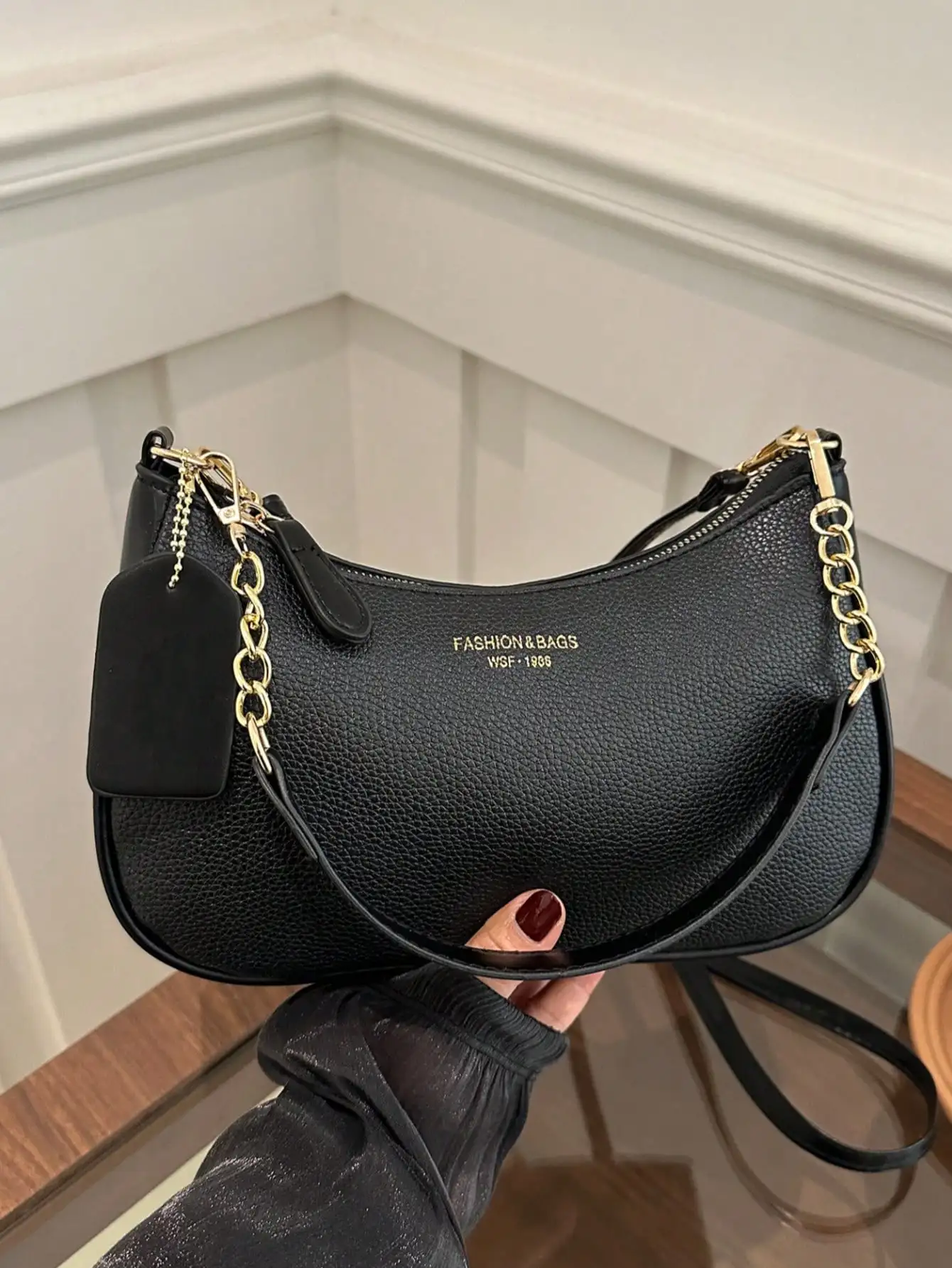 

Черная сумка-седло из искусственной кожи с золотистой цепочкой, компактная сумка через плечо для повседневного использования