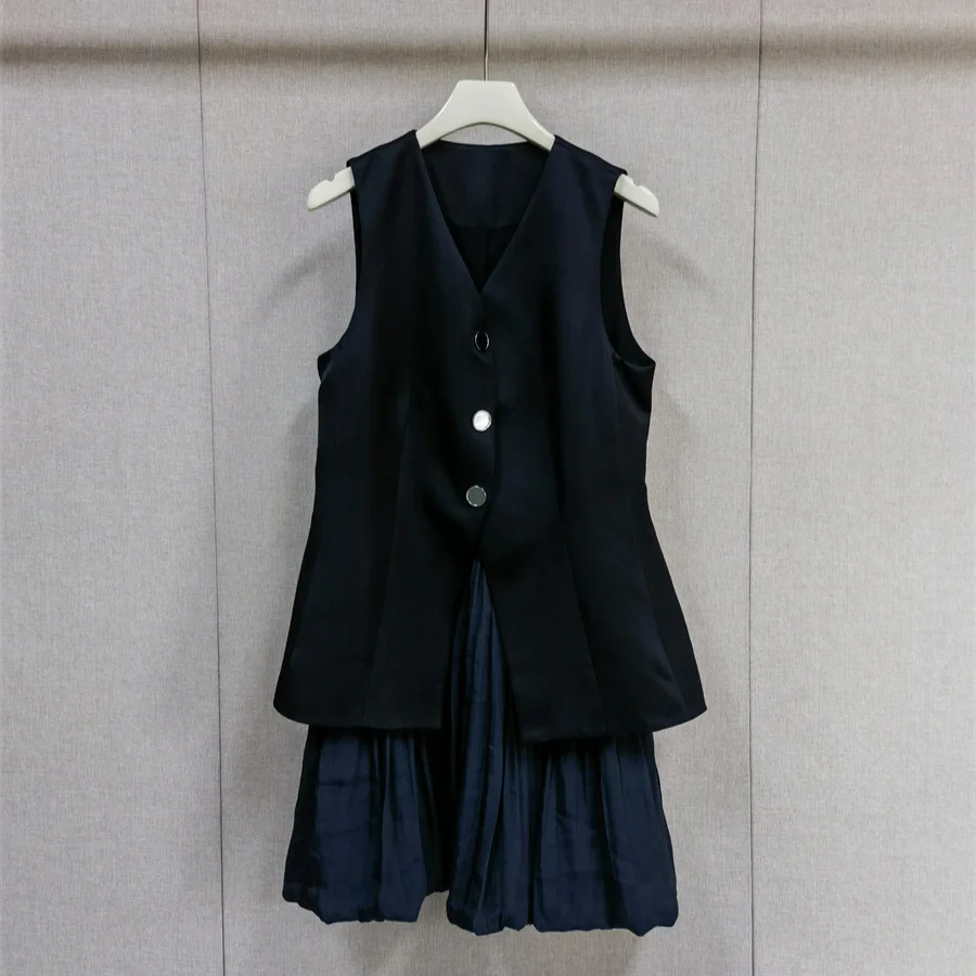 

2026 Early Spring French Elegant Women's Pleated Patchwork Fake Two-Piece Metal Button Sleeveless Dress