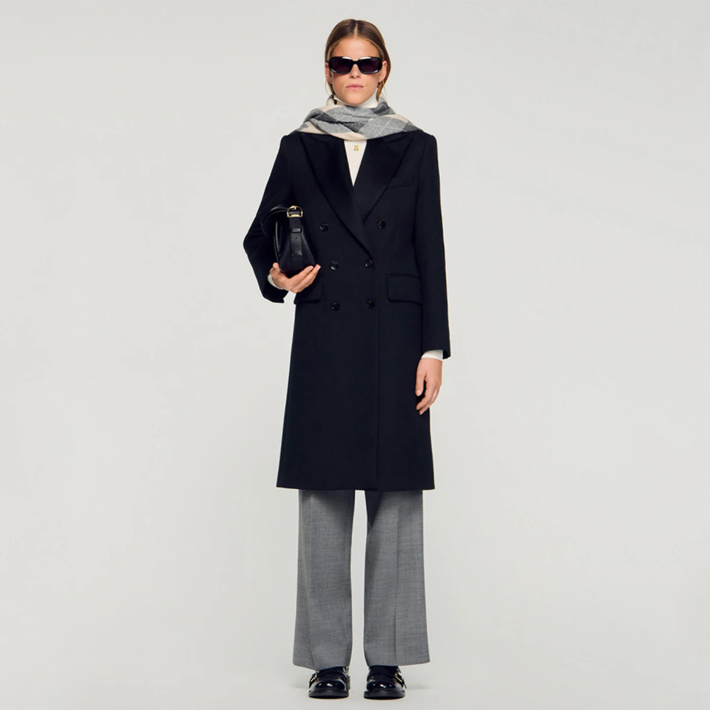 Długi płaszcz damski z mieszanki wełny, dopasowany, dwurzędowy, za kolano, o prostym kroju, do pracy, elegancki, modny.