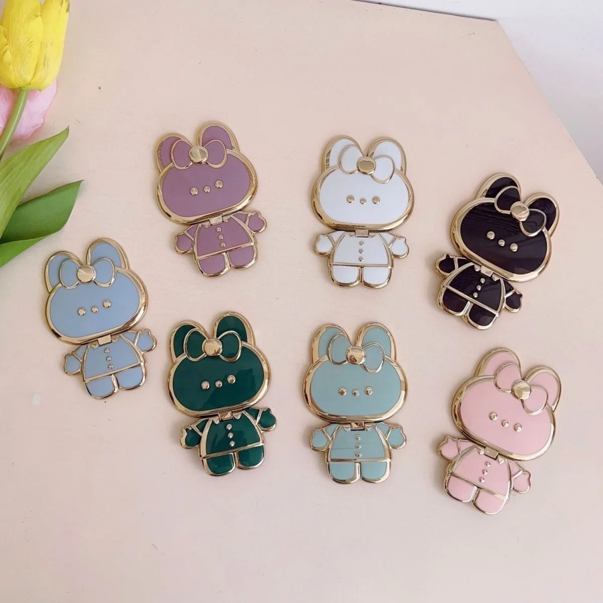 Un soporte para teléfono galvanizado reversible en forma de conejo con espejo y soporte para teléfono