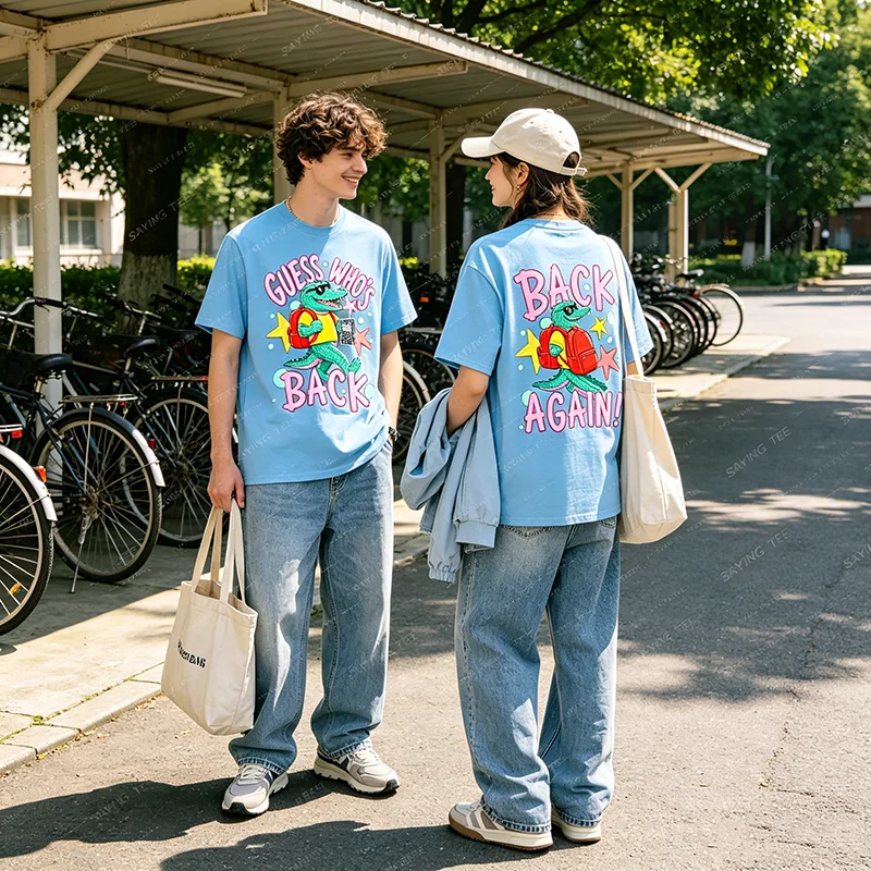 Ratet mal, wer wieder da ist: Gator Lustiges T-Shirt für Schüler und Lehrer zum Schulanfang, Y2K-Stil, beidseitig bedruckt, Grafik-Bekleidung, Neuartiges Spruch-T-Shirt – Detail 5