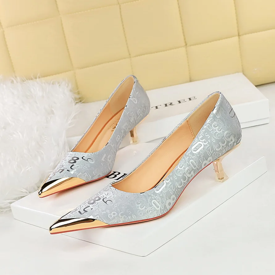 

Spring and Autumn Single Shoes for Banquets, Mid-Heel, Metal Pointed Toe, Graffiti Pattern Women's Shoes