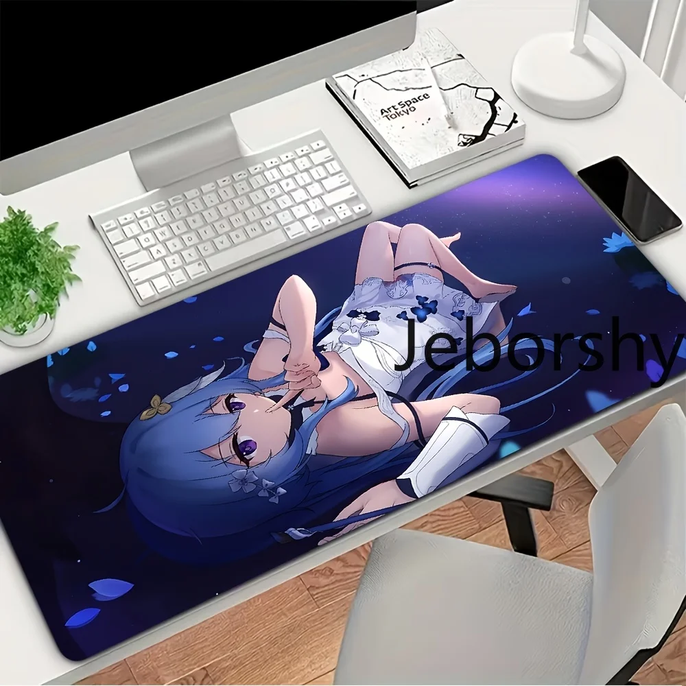 Gaming-Mauspad, große Schreibtischunterlage, rutschfeste Gummibasis mit genähten Kanten, langes Anime-Print-Motiv mit blauhaariger Mädchenfigur, blauem Schmetterling und Lotus
