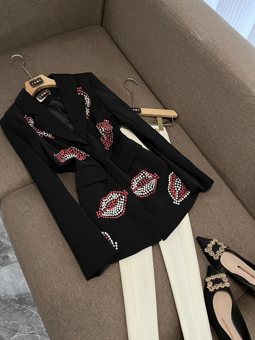 

Костюм Ele Commute Sle на заказ с красными украшениями для губ и бриллиантами, облегающий женский костюм зимы 2025 г.