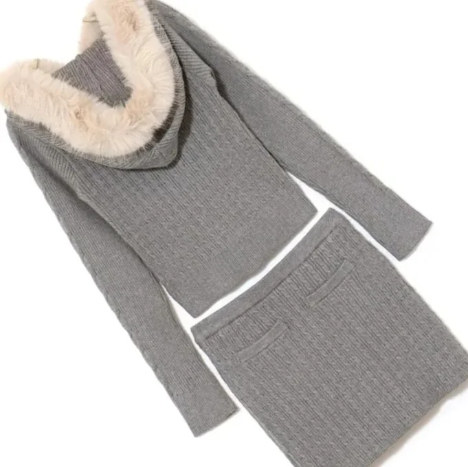 

Комплект в японском стиле: облегающий вязаный кардиган с меховым воротником и короткая юбка. Модный женский комплект из 2 предметов.