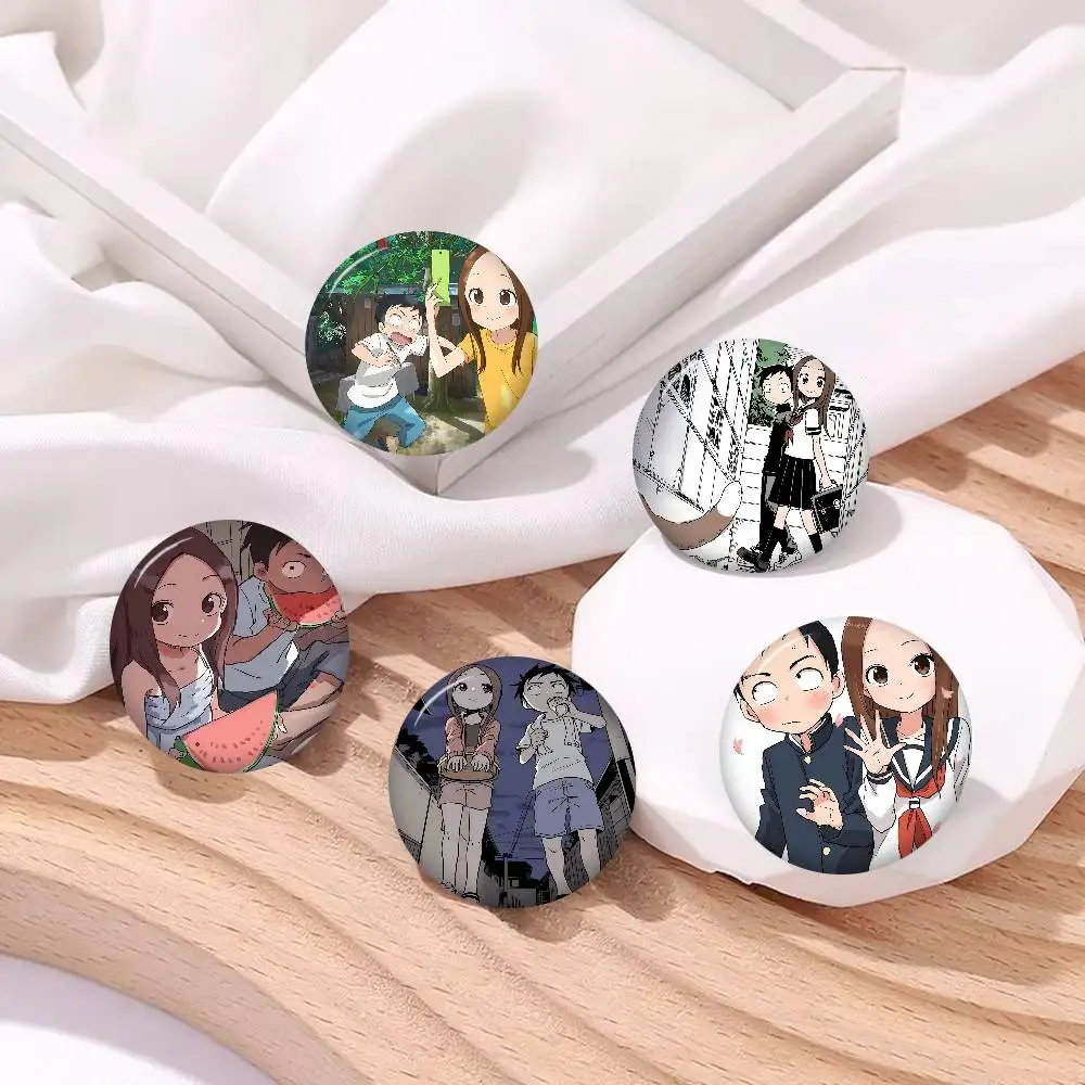 Anime Takagi-san Kreative Anstecknadeln, lustige runde Snap-in-Brosche, Abzeichen, Rucksack, Hut, Accessoires, Schmuck, Geschenke für Freunde