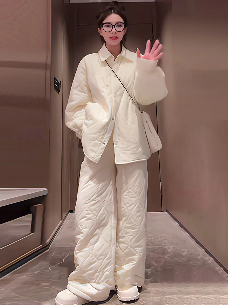 

Женский зимний утепленный спортивный костюм на флисовой подкладке: свободные брюки с высокой талией и широкими штанинами, топ с высоким воротом и длинными рукавами