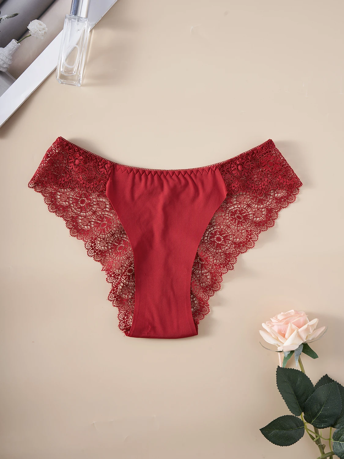4 قطعة ملابس داخلية عصرية جديدة بلون واحد سراويل منخفضة الخصر للنساء مجوفة الأزهار الدانتيل المشذبة مثير ملخصات الملابس الداخلية الحميمة