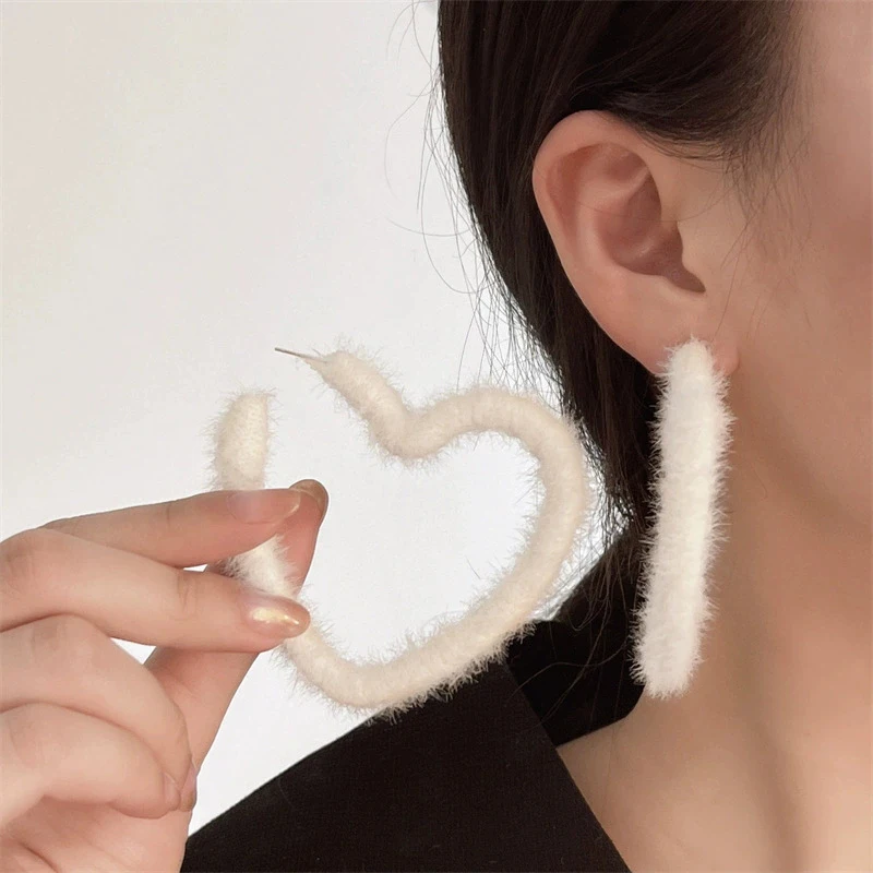 White Fluffy Heart Drop Earrings for Women Exquisite Y2K Exaggeration Dangle Earrings Simple Retro Versatile Casual Jewelry Gift