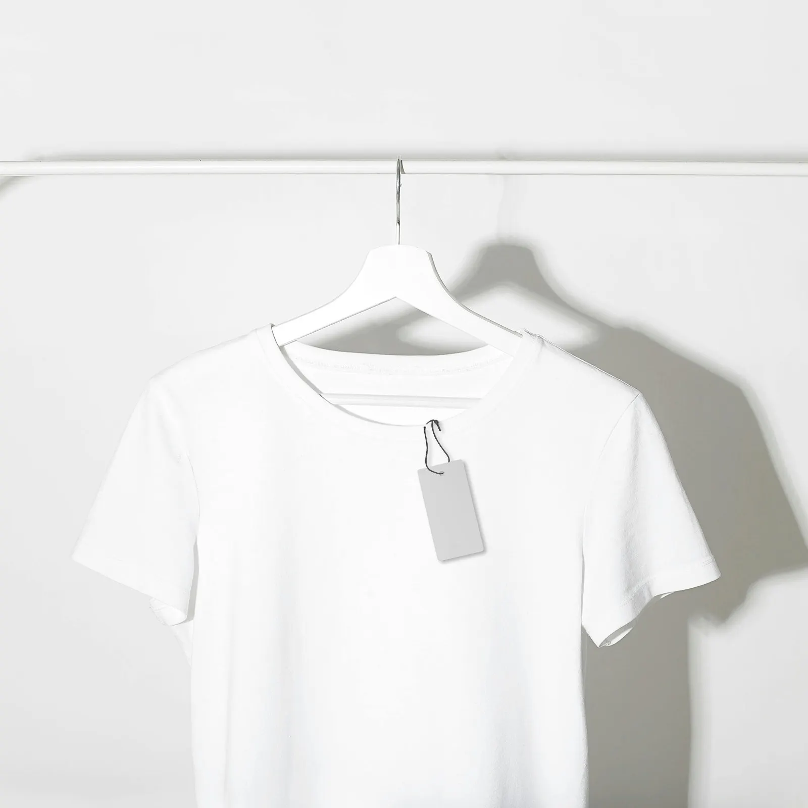 

1 Roll Printable Blank Clothing Hang Tags Copperplate Paper Glossy Flat Surface Thermal Printer Compatible for Retail