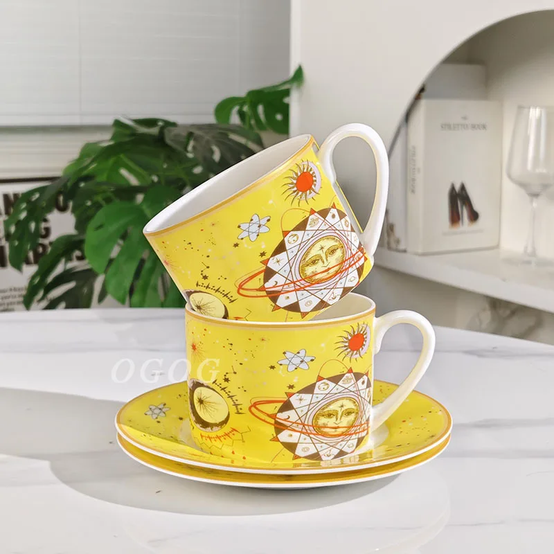 Ceramiczne filiżanki, spodki, miseczki, łyżki, talerze, czajniki, zastawa stołowa z porcelany kostnej, idealne do domowego obiadu, popołudniowej herbaty, przekąsek dla gości i do biura.