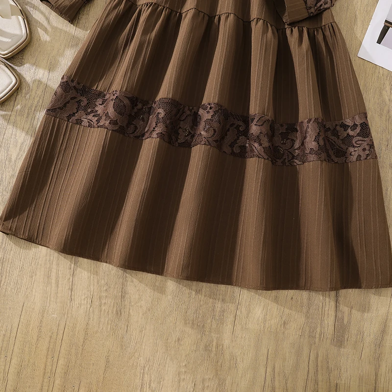 Braunes, strukturiertes Kleid für Teenager-Mädchen, volle Spitzenärmel, Spitzenbesatz am Saum, Gürtel, Swing-Kleid mit langen Ärmeln, lässiges Frühlingsoutfit – Detail 7
