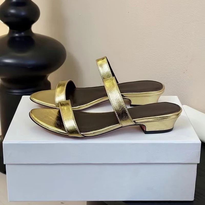 

Новинка 2024, женские тапочки на низком каблуке с открытым носком из натуральной кожи, сандалии на квадратном каблуке с одним ремешком, летние модельные туфли, праздничная обувь