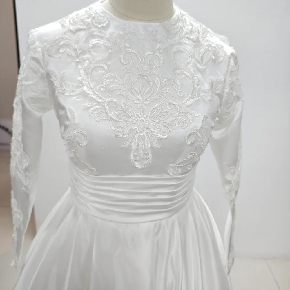 Abito da sposa bianco musulmano di lusso Dubai Elegante scollo a O con applicazioni a maniche lunghe fino al pavimento Abiti da sposa Abito per occasioni formali