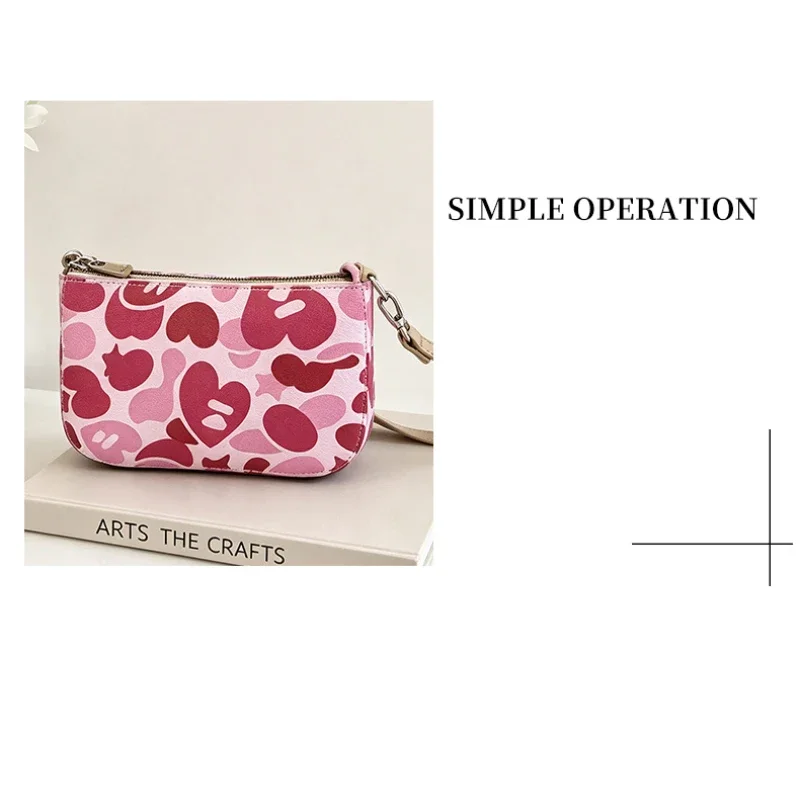 Süße Rosa Herz-Print Camouflage Hobo-Schultertasche, Vielseitige Leichte Damen-Handtasche für den Alltag, Lässige Handtasche für den täglichen Arbeitsweg – Detail 2
