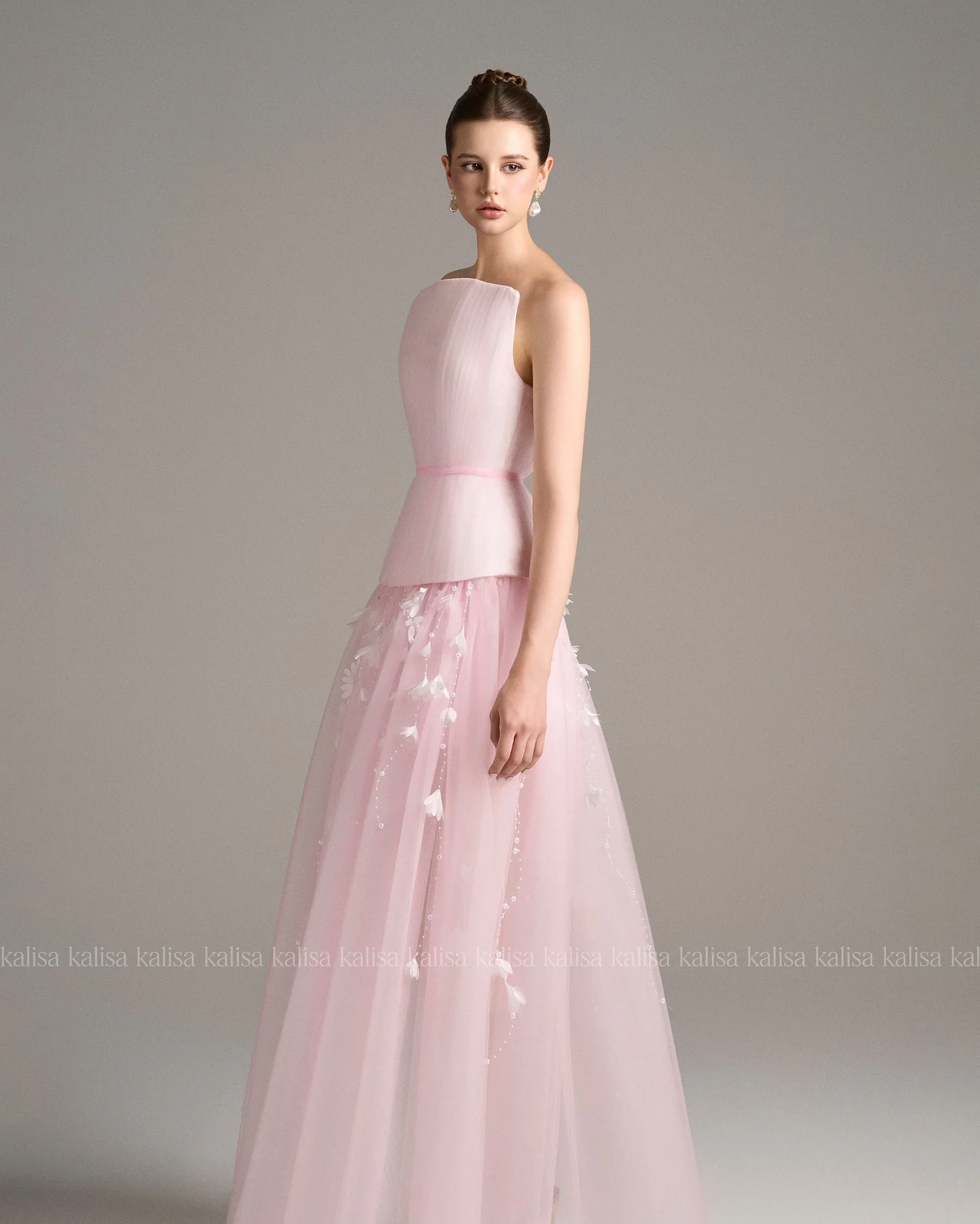 فستان سهرة طويل شبكي وردي جميل مع زينة زهور ثلاثية الأبعاد بدون حمالات من التل بطول الأرض على شكل حرف a فستان رسمي فريد من نوعه #4